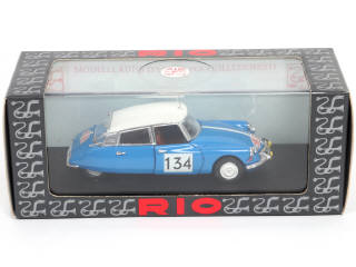 Lot 135 - DIVERS (9)