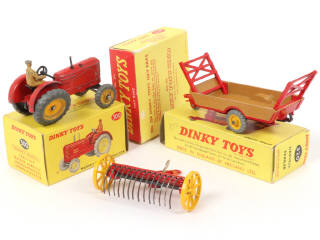 Lot 106 - DINKY TOYS (GB) (3)