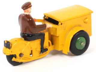 Lot 117 - DINKY TOYS (FRANCE) (1)