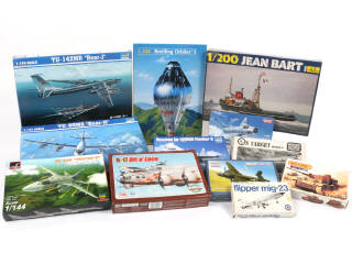 Lot 43 - DIVERS (12)