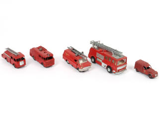 Lot 242 - DINKY TOYS (5)