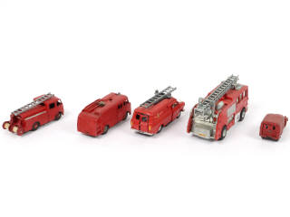 Lot 242 - DINKY TOYS (5)