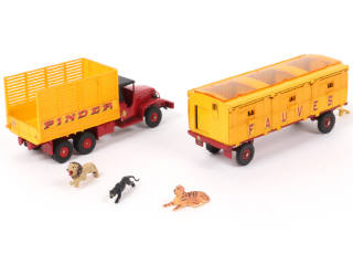 Lot 323 - DINKY TOYS (FRANCE) (1)