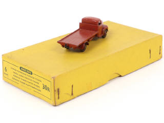 Lot 418 - DINKY TOYS (GB) (2)