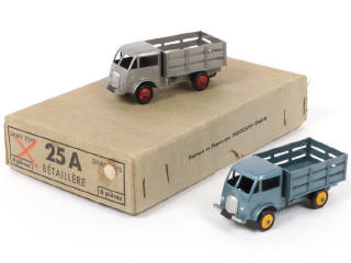 Lot 314 - DINKY TOYS (FRANCE) (3)
