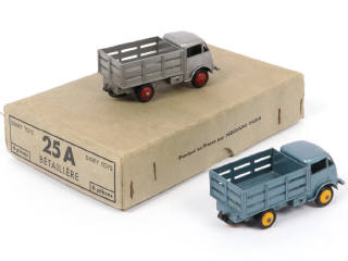 Lot 314 - DINKY TOYS (FRANCE) (3)