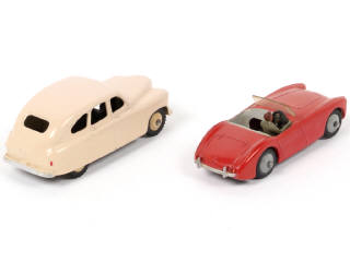 Lot 102 - DINKY TOYS (GB) (2)