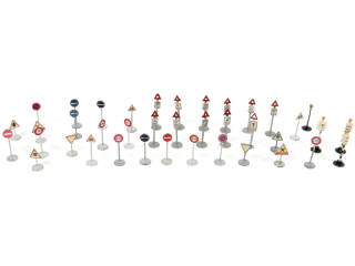 Lot 58 - DINKY TOYS (1)