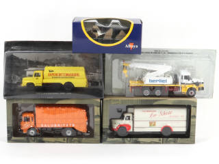 Lot 72 - DIVERS (5)