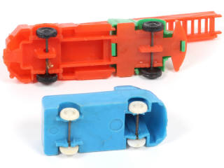 Lot 36 - DIVERS (2)