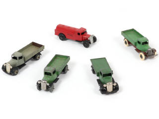 Lot 211 - DINKY TOYS (5)