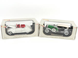 Lot 11 - SIGNATURE MODELS (CHINE) (2)