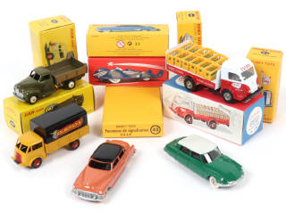 Lot 52 - DIVERS (8)