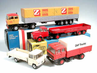 Lot 410 - LION-CAR & CURSOR MODELL (4)