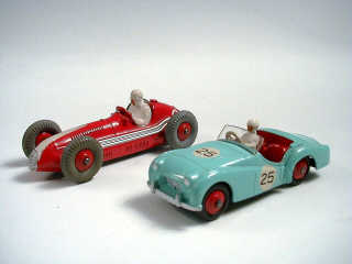 Lot 582 - DINKY TOYS (GB) (2)