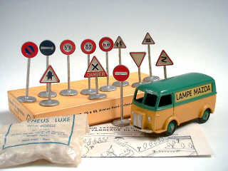 Lot 703 - DINKY TOYS FRANCE (4)
