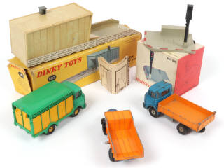 Lot 320 - DINKY TOYS (FRANCE) (5)