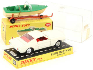 Lot 257 - DINKY TOYS (GB) (2)