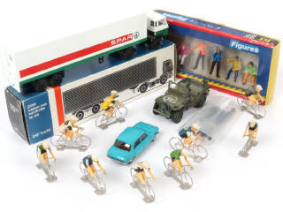 Lot 135 - DIVERS (18)