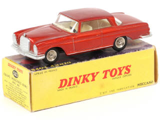 Lot 332 - DINKY TOYS (FRANCE) (1)