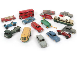 Lot 265 - DINKY TOYS (17)