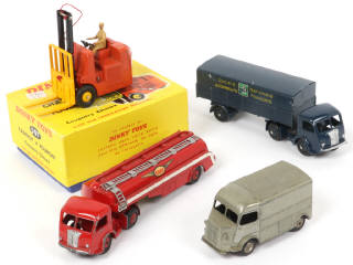 Lot 333 - DINKY TOYS (FRANCE) (4)