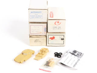 Lot 205 - DIVERS (5)