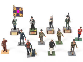 Lot 24 - DIVERS (12)