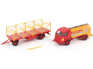 Lot 253 - DIVERS (2)