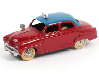 Lot 229 - DINKY TOYS (FRANCE) (1)