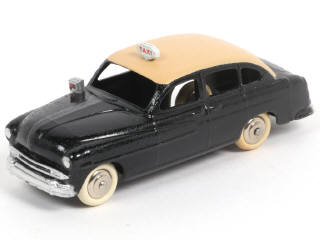 Lot 384 - DINKY TOYS (FRANCE) (1)