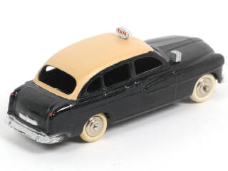 Lot 384 - DINKY TOYS (FRANCE) (1)