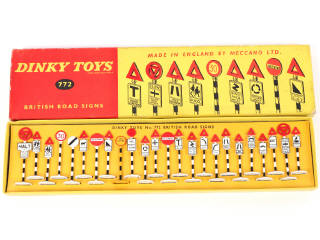 Lot 580 - DINKY TOYS (GB) (1)