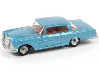 Lot 331 - DINKY TOYS (FRANCE) (1)