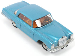 Lot 331 - DINKY TOYS (FRANCE) (1)