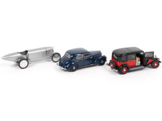 Lot 261 - DIVERS (3)