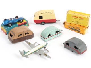 Lot 105 - DIVERS (8)