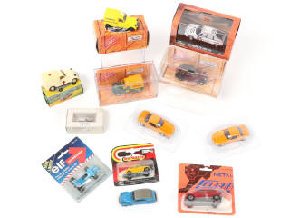 Lot 303 - DIVERS (12)