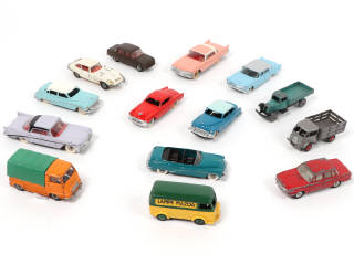 Lot 226 - DINKY TOYS (12)