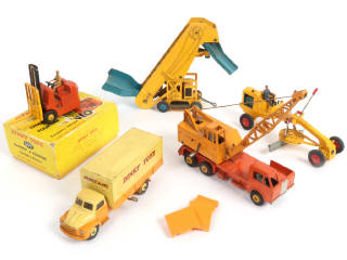 Lot 276 - DINKY TOYS (5)