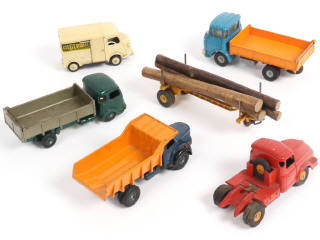 Lot 352 - DINKY TOYS (FRANCE) (5)