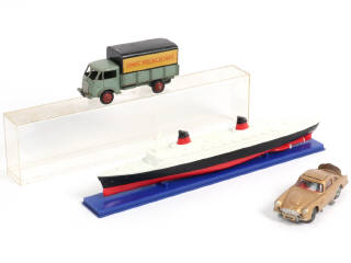 Lot 330 - DINKY TOYS (FRANCE) (3)