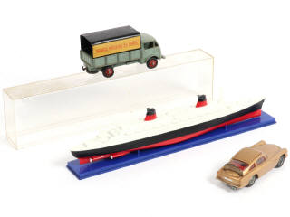 Lot 330 - DINKY TOYS (FRANCE) (3)