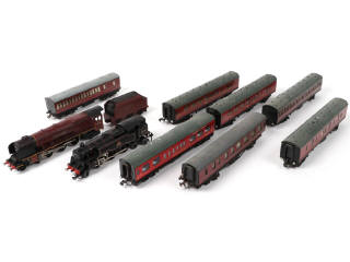 Lot 126 - HORNBY 'HO' (8)