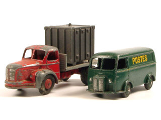 Lot 102 - DINKY TOYS (FRANCE) (2)