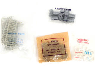 Lot 407 - DINKY TOYS (FRANCE) (3)