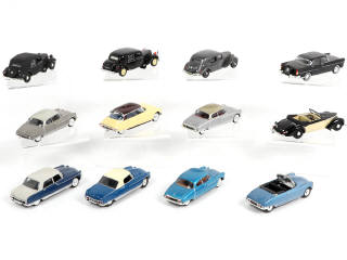 Lot 181 - DIVERS (12)