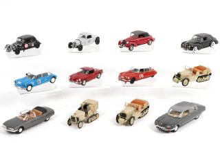 Lot 185 - DIVERS (12)