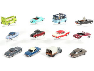 Lot 187 - DIVERS (12)