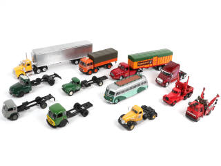 Lot 210 - DIVERS (12)